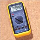 32檔量程;自動關(guān)機,顯 示 器：30 X 60mm LCD，最大顯示值19999,直流電壓;交流電壓;直流電流;交流電流;電阻;電容,頻率測試帶蜂鳴器通斷測試;二極管測試;晶體管hFE測試. 
