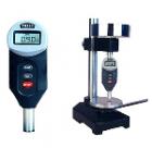 邵氏D一體化數(shù)顯式硬度測(cè)量?jī)x器，該硬度計(jì)集測(cè)量裝置和數(shù)據(jù)處理于一體，具有結(jié)構(gòu)緊湊、測(cè)值準(zhǔn)確、攜帶方便、造型美觀、重量輕和易于操作等優(yōu)點(diǎn)。它主要用來(lái)測(cè)定硬塑料和硬橡膠的硬度，特別適合于現(xiàn)場(chǎng)對(duì)橡膠和塑料成品的硬度測(cè)量。 