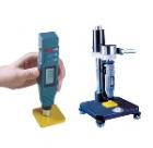 橡膠A型硬度計(jì)能快速準(zhǔn)確地進(jìn)行塑料、軟橡膠、合成橡膠、打印膠輥的測(cè)量。在化工及橡膠業(yè)有著廣泛的應(yīng)用。主要特點(diǎn)：
造型美觀，攜帶方便，能與計(jì)算機(jī)通訊。測(cè)量范圍：0～100HA；
測(cè)量誤差：在20～90HA內(nèi)，HA≤±1度
