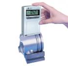 TR110袖珍式表面粗糙度儀具有測(cè)量精度高、測(cè)量范圍寬、操作簡(jiǎn)便、便于攜帶、工作穩(wěn)定等特點(diǎn)，可以廣泛應(yīng)用于各種金屬與非金屬加工表面的檢測(cè)，該儀器是傳感器主機(jī)一體化的袖珍式儀器，具有手持式特點(diǎn)，更適宜在生產(chǎn)現(xiàn)場(chǎng)使用。