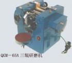 QGM-65A 三輥研磨機(jī) 用途:用于實(shí)驗(yàn)室內(nèi)涂料填加料的粉碎研磨;參數(shù):軋輥尺寸：Ф65×135mm 軋輥轉(zhuǎn)化比：（后中前）1：3：9，中輥轉(zhuǎn)速 ：88r/min;應(yīng)用效果:始料粒度：50~100μm，經(jīng)3~5次研磨后試料顆粒細(xì)度小于18μm.