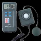 DE-3350 數(shù)字照度計.3 1/2 數(shù)字LCD顯示,最大值1999,光度計范圍:400~700.光譜響應中心波長:550,測量圍:200/2000/20000LUX 20/200/2000 FC.量程:0.1~19990 LUX 0.01~1999 FC