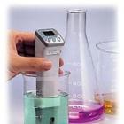 AZ-8690  筆式PH計(jì).筆式設(shè)計(jì)方便攜帶!45°斜角讀數(shù)據(jù)方便!pH 電極可更換,量程范圍,PH：0.00~14.00.溫度: 0℃ ~ +50℃,分辯率:0.01PH/0.1℃, 0.1℉.準(zhǔn)確度:±0.02PH/±0.3℃
 
 
