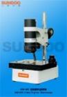  SVM-208視頻數(shù)碼顯微鏡是針對(duì)現(xiàn)代制造業(yè)的需要，為產(chǎn)品質(zhì)量檢測(cè)而研發(fā)。運(yùn)用消雜光大景深技術(shù)，并采用優(yōu)質(zhì)CCD，能高清晰度成像。有上下兩種光源，可在各種作業(yè)環(huán)境下工作。解析度：0.5 Micron,精度：2微米(80x)5微米(50x)10 微米(15x),連續(xù)變倍：10x-45x/20x-80x
 
 
 
