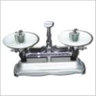 JP-A-50架盤天平,本架盤天平專供藥房使用，亦適用于化學(xué)和礦產(chǎn)工業(yè)及實(shí)驗(yàn)室一般稱量之用。最大稱量:5000g.分度值:5g.箱/臺(tái):ф20mm.包裝尺寸:630*390*300mm.毛重:23