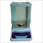 JA-4003 電子精密天平,新一代電磁式稱量傳感器，使產(chǎn)品的精度有了可靠保障。具有全自動故障檢測，自動校準，超載保護等多種應用程序。電源變壓器外置，減少溫度對天平稱量的影響.內(nèi)置RS232C接口，可直接連接計算機，打印機等。稱量范圍:0-400g.可讀性:1mg.稱盤尺寸:ф80mm