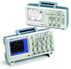 數(shù)字存儲(chǔ)示波器 TDS2014B 顯示： 彩色LCD ，帶寬：100 MHz；通道數(shù)量：4  ；每通道取樣速度：1.0 GS/s；記錄長度：2.5 K 點(diǎn)。通過前面板USB 端口支持可移動(dòng)數(shù)據(jù)存儲(chǔ)設(shè)備