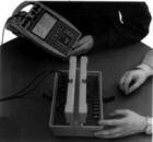 E4171 電纜故障模擬儀  用來訓練使用者發(fā)現(xiàn)故障的技能。儀器可模擬最常見的網(wǎng)絡通路故障，如：短路，開路，接地和電池故障等。儀器可以用來連接萬用表，電阻電橋，時域反射計和雙標識計等。