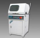 LSQ-100立式試樣切割機用于切割各種金屬、非金屬材料的樣,以便觀察材料金相、巖相組織。主軸轉(zhuǎn)速：2800轉(zhuǎn)/分鐘．砂輪片規(guī)格：350×2×32mm．最大切割直徑：100mm 
