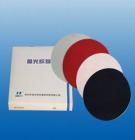 拋光織物  各種金相試樣及儀器、儀表等零件的精密拋光。精拋后光潔度可達△8-△12。材質(zhì)：絲絨、平絨、呢料、帆布、植絨、呢絨、絲綢、羊毛氈.規(guī)格及包裝：φ230-300mm（無壓敏膠）、φ200mm（背帶壓敏膠）