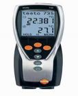  testo 735-2溫度儀精密、堅(jiān)固，帶有一個(gè)連接Pt100探頭的插口和2個(gè)連接熱電偶探頭的插口，三個(gè)探頭讀數(shù)在testo 735儀器上清晰顯示。選配高精度的Pt100插入式探頭時(shí)，系統(tǒng)精度高達(dá)0.05℃,分辨率0.001℃，非常適合作為標(biāo)準(zhǔn)儀器。
