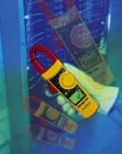 Fluke 335 鉗型表 真有效值鉗型儀表?？梢詼y量交流安培數(shù)、交流/直流電壓、歐姆數(shù)以及電機(jī)啟動(dòng)電流。具有大型的背景燈顯示器和顯示保留功能。