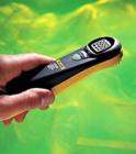 Fluke CO-220 一氧化碳表采用了最新一代的電子化學(xué)傳感器，無需使用抽吸泵即可快速地檢測周圍環(huán)境一氧化碳濃度的變化?？稍诖蟮腖CD顯示屏上顯示 0 至 1000 ppm的一氧化碳濃度 ,最大值保持功能,啟動時傳感器自動歸零和自檢序列。
