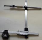 開口度及中心偏差測量儀主要用來測量工作輥裝配面與支承輥裝配面的中心線偏差，并能實際測量出工作輥裝配面開口度及支撐輥裝配面開口度。工作高度0-500mm，工作輥面開口度測量范圍400-350mm,支撐輥面開口度測量范圍620-590mm，測量精度0.02mm。