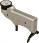 GYJ936巴氏硬度計適用于是非常軟的材料，例子如：鉛、油布和皮革。易于使用不需要經(jīng)驗、操作人員可手持硬度計，在任意位置和空間使用。硬度的數(shù)值通過指針在刻度盤上立即指示出來，刻度盤分成100等份，硬度范圍1-100。不需要等待，可隨時隨地使用。
