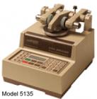 Taber 5135 & 5155 研磨儀是一種行業(yè)標(biāo)準(zhǔn)，用于陶瓷、塑料、紡織、金屬、皮革、橡膠和著色、著漆、電鍍表面等的磨損和耐用性測試。采用Taber 研磨儀進(jìn)行加速磨損測試,平臺旋轉(zhuǎn)速度60或72 圈每分鐘