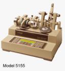 Taber 5135 & 5155 研磨儀是一種行業(yè)標(biāo)準(zhǔn)，用于陶瓷、塑料、紡織、金屬、皮革、橡膠和著色、著漆、電鍍表面等的磨損和耐用性測試。采用Taber 研磨儀進(jìn)行加速磨損測試,平臺旋轉(zhuǎn)速度60或72 圈每分鐘