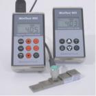 MINITEST 403/405系列 超聲波測厚儀，用于精確測量鋼鐵和其它金屬、玻璃、陶瓷、均質(zhì)塑料等材料的壁厚。儀器小巧、堅固耐用。測量無損、快速、準確?？梢詼y量平面和曲面。 