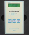 UV-int160增強(qiáng)型UV能量計，儀器適用： 測量UV紫外光強(qiáng)度，能量，溫度，波長范圍：UV 315 - 410 nm MAX:365nm，輸入功率：0 -- 5,000 mW/，測量范圍：0 -- 2,000 mW/cm2，顯示范圍：0 -- 36,000 mJ/cm2，能量顯示： 2×16位LCD液晶，測量精度：± 5 % ，測量溫度：0--115°C 

