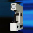 儀器簡介：
XHR-150型塑料洛氏硬度計采用自動加卸試驗力機構，裝有可調總試驗力保持時間的電位器，試驗力變換由變荷手輪的旋轉而獲得，所以操作簡便迅速，除度盤對零外，沒有人為的操作誤差，具有很高的靈敏度，穩(wěn)定性。
適用于工廠車間和實驗室。
