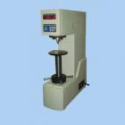 儀器簡介：
硬度是材料機械性能的重要指標之一，而硬度試驗則是判斷金屬材料或產品零件質量的重要手段。所謂硬度，就是指材料在一定條件下，抵抗另一本身不發(fā)生殘余變形物體壓力的能力。抵抗的能力越大，硬度越高，反之則硬度低。
布氏硬度試驗主要用于鑄鐵、鋼材、有色金屬等材料的硬度測定，此外還可以用于硬質
的塑料、電木等某些非金屬材料硬度的測定。適用于工廠、車間、試驗室、大專院校和科研機構。
