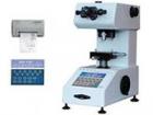 儀器免除了查表的麻煩，將測(cè)微目鏡測(cè)得的對(duì)角線(xiàn)長(zhǎng)度輸入程序，即直接在LCD顯示屏顯示硬度值，并由內(nèi)置打印機(jī)打印測(cè)量數(shù)據(jù)：最大值，最小值，分散度，平均值和均方差等。 

