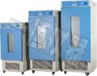 1、 采用鏡面不銹鋼內(nèi)膽，四角半圓弧設(shè)計，易清潔，箱內(nèi)擱板間距可調(diào)。

2、 微電腦溫度控制器，控溫精確可靠。

3、 循環(huán)風(fēng)扇速度自動控制，避免了試驗過程中由于速度過快而導(dǎo)致樣品的揮發(fā)。  

4、 設(shè)有獨立限溫報警系統(tǒng)，超過限制溫度即自動中斷，保證實驗安全運行，不發(fā)生意外。（選配）

5、 具有打印機或RS485接口，可連接打印機和計算機，能記錄溫度參數(shù)的變化狀況。（選配）

6、國際品牌壓縮機，采用環(huán)保制冷劑（R134a），高效率、低耗能、促進(jìn)節(jié)能。（型號中帶“F”具備此功能）
