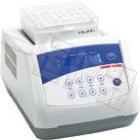 產(chǎn)品特點(diǎn)：

●液晶顯示屏，菜單式操作界面，多組數(shù)據(jù)一屏顯示，操作簡(jiǎn)單。

●具有斷電恢復(fù)功能，當(dāng)外電源斷電又重新來電時(shí)，設(shè)備可按原設(shè)定程序自動(dòng)恢復(fù)運(yùn)行。

●微處理器控制，溫控線性好、振蕩轉(zhuǎn)速準(zhǔn)確、波動(dòng)小。

●設(shè)有定時(shí)功能，0～100小時(shí)范圍內(nèi)任意設(shè)定培養(yǎng)時(shí)間，顯示屏顯示剩余時(shí)間，定時(shí)終點(diǎn)發(fā)出聲音報(bào)警訊號(hào)。

●多種標(biāo)準(zhǔn)樣品模板可供選擇，更換方便。也可根據(jù)用戶要求定做模塊。

●短振蕩點(diǎn)動(dòng)功能。

●直流無刷電機(jī)驅(qū)動(dòng)、長(zhǎng)壽命、免保養(yǎng)。

