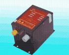 斯萊德SL-009高壓電源供應(yīng)器電壓為7.0KV，可提供2組高壓電源輸出供離子鋁棒、離子風(fēng)鋁棒、離子風(fēng)簾等使用，可方便的根據(jù)標(biāo)識和安裝說明進(jìn)行連接靜電消除器，斯萊德高壓電源供應(yīng)器具有短路保護(hù)功能，安全、方便。 