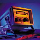 產(chǎn)品描述 

OBO PCS是一種峰值電流傳感器，它可以將脈沖電流值記錄并永久地儲(chǔ)存在磁卡上。


OBO PCS-CS鑒定裝置是一種專用磁卡閱讀器，它可以用來(lái)讀取儲(chǔ)存在PCS卡上記錄的電流值。


OBO PCS卡固定于引下線上，這樣可以檢測(cè)出該等電位連接線上通過(guò)的最大脈沖電流數(shù)值，并可隨時(shí)檢查防雷器是否有起到相應(yīng)的作用。


PCS上的磁條以一種特殊的方式進(jìn)行編碼，由于每根帶電導(dǎo)體均可產(chǎn)生磁場(chǎng)，該磁場(chǎng)的強(qiáng)度與導(dǎo)線電流值的大小具有函數(shù)關(guān)系，因而該磁場(chǎng)可以控制電磁條的編碼。使用磁卡閱讀器可以識(shí)別PCS卡上的電磁編碼，從而反映出脈沖電流的大小。