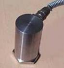 特點

● 用于重要設(shè)備的振動監(jiān)測、報警和保護 

● 輸直接與DCS，PLC等4-20mA系統(tǒng)連接 

● 輸出可為速度、加速度和位移之一 

● 真有效值測量、穩(wěn)定可靠 

● 簡單、安全、低成本

● 可輸出動態(tài)波形信號以便分析診斷 